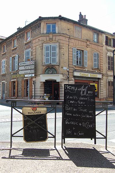 2010-06- (16).JPG - Saint-Georges-de-Reneins: Bei Wegekilometer 7 und strahlendem Sonnenschein genehmigen wir uns eine kleine Pause - für's lockende Mittagsmenu ist es aber noch zu früh
